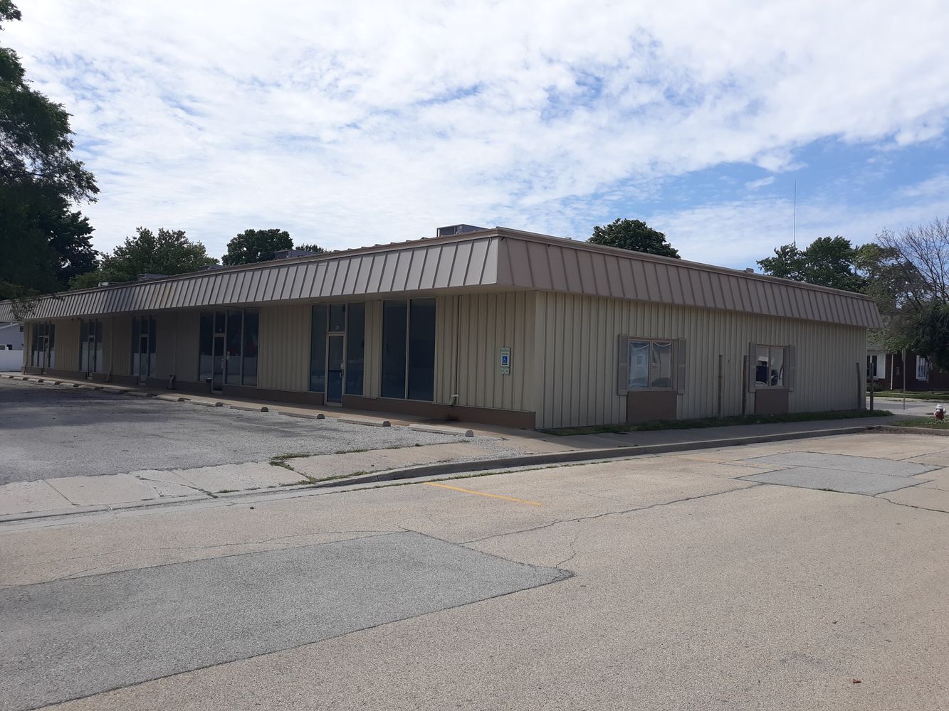 Multi-Unit Freestanding Building: 151 N Market St, Chatham, IL 62629